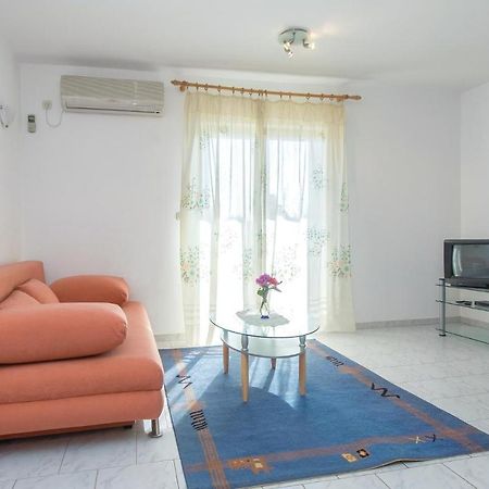 2 Bedroom Amazing Apartment In Supetar Ngoại thất bức ảnh